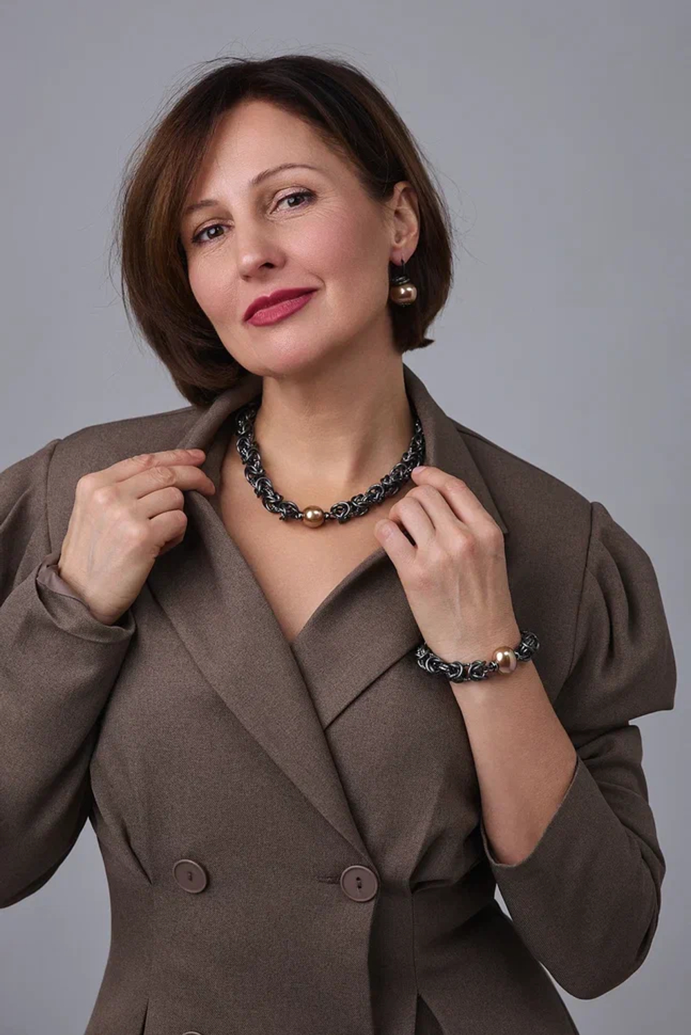 Серьги с плоской карамельной жемчужиной, оттенок графит