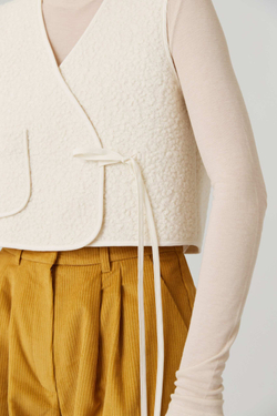 Жилет на двух завязках из молочного букле