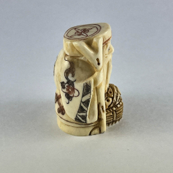 Статуэтка нэцкэ Рыбак корзиной рыбы и посохом