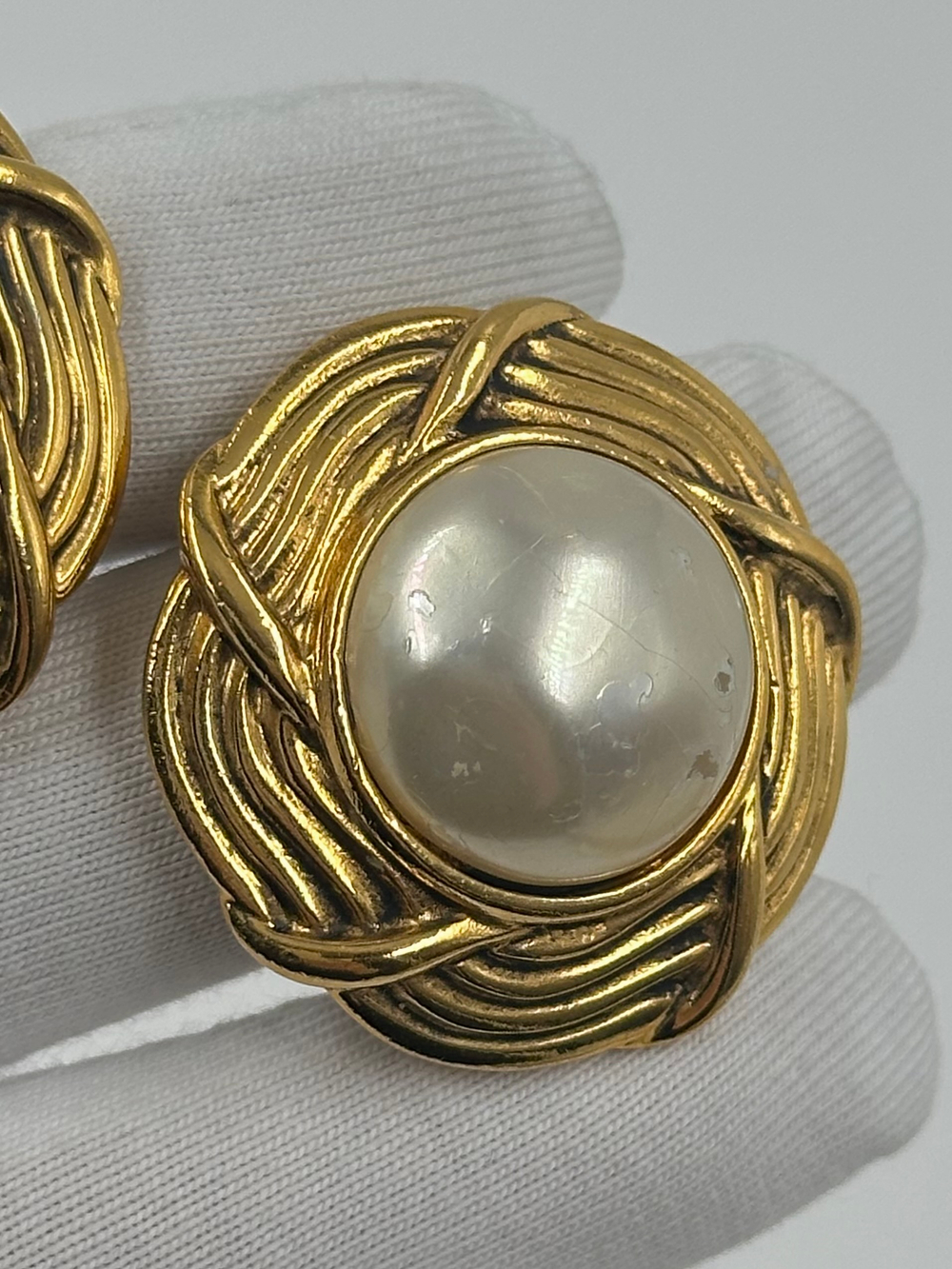 Клипсы с «жемчугом» Chanel