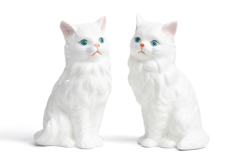 Пара статуэток белых кошек