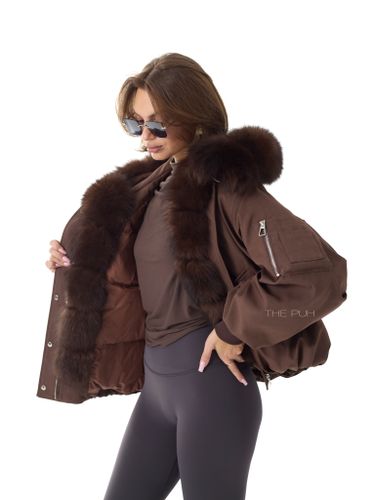 Шоколадная пуховая парка с капюшоном и меховой оторочкой