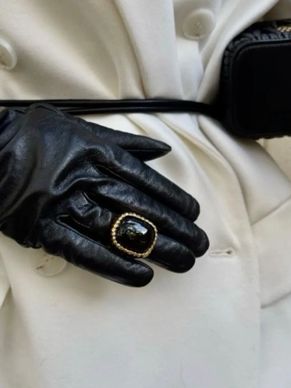 Кольцо с черным литьем квадратной формы