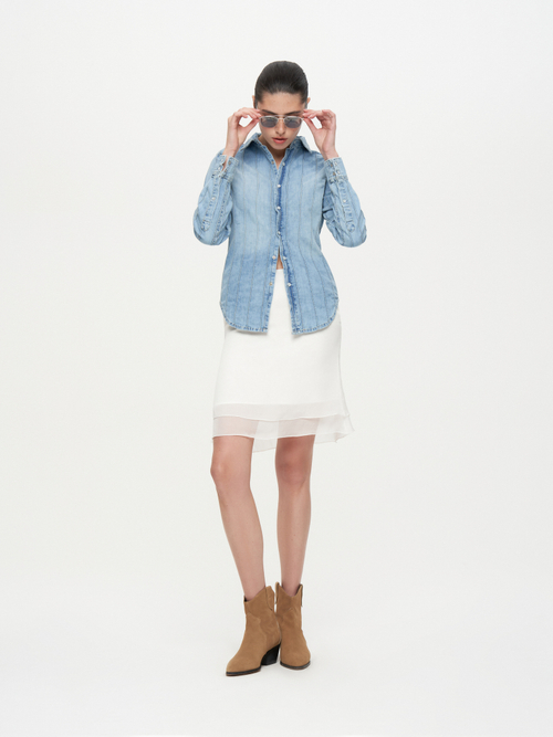 Голубая джинсовая рубашка с потертостями