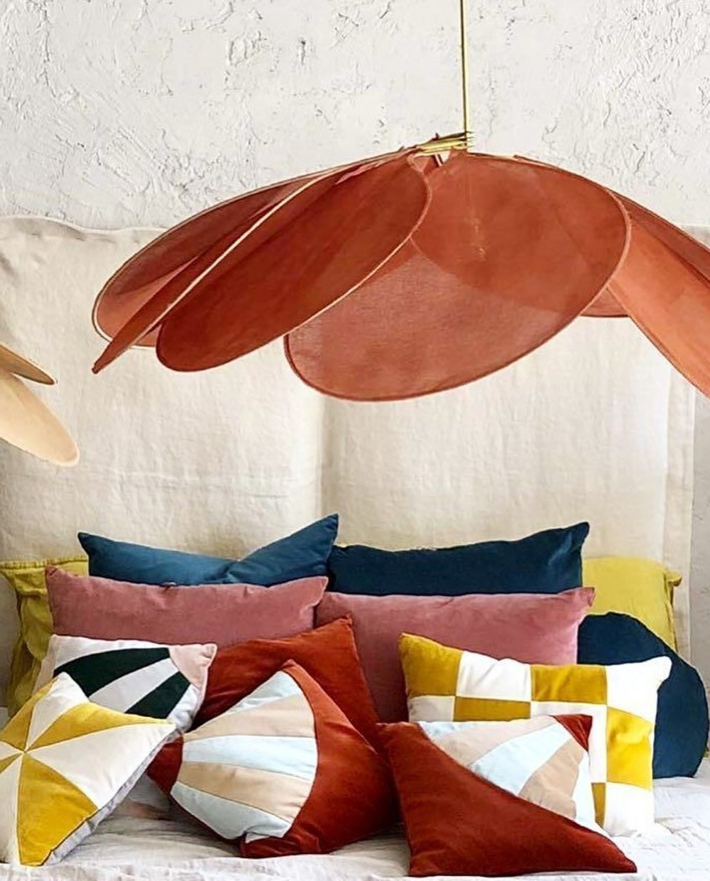 Нежный и легкий подвесной светильник в форме лепестков.