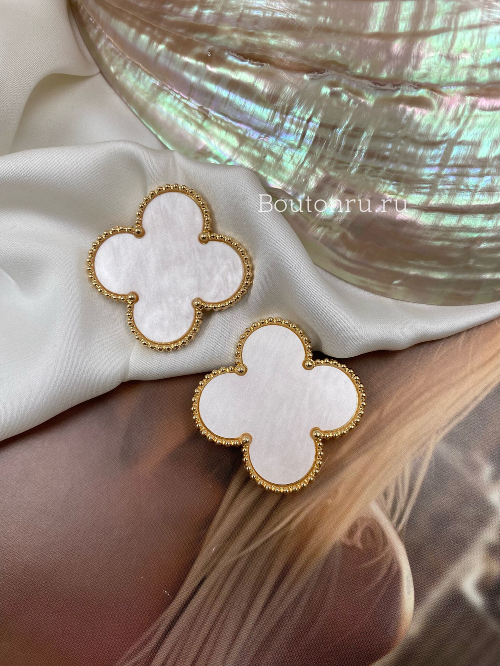 Накладка на пуговицу золотистая белый клевер в стиле ван кл