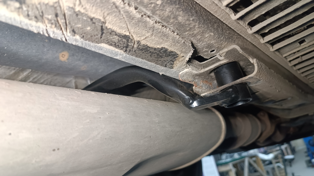 Распорка средняя нижняя под двойной выхлоп Ford Explorer 5 (ПОД ЗАКАЗ)