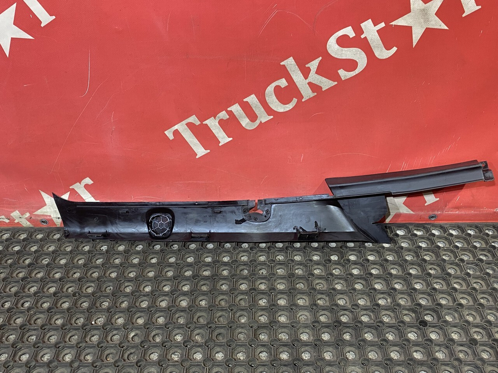 Накладка стойки левой 2017г