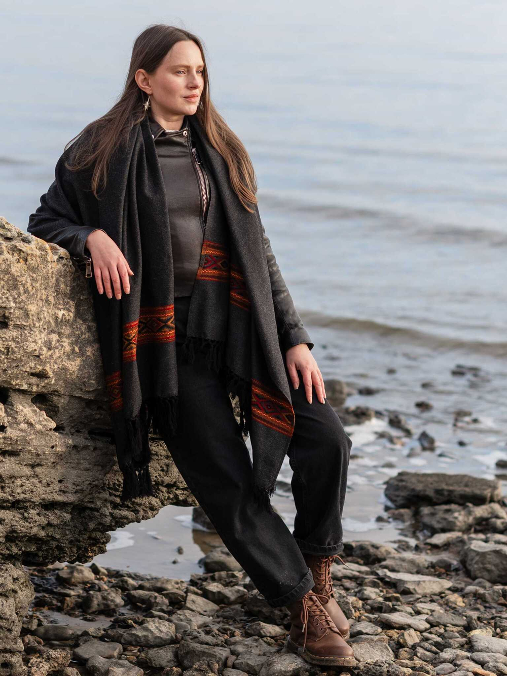 Шерстяной палантин с вышивкой (графит)