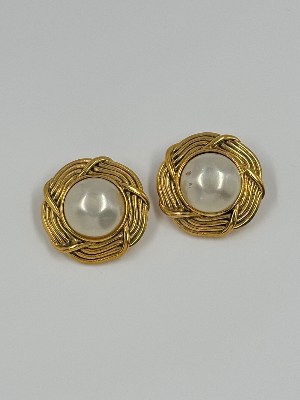 Клипсы с «жемчугом» Chanel