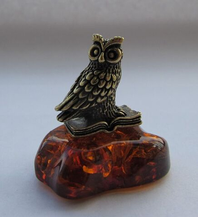 Фигурка латунная "Сова на книге" на янтаре