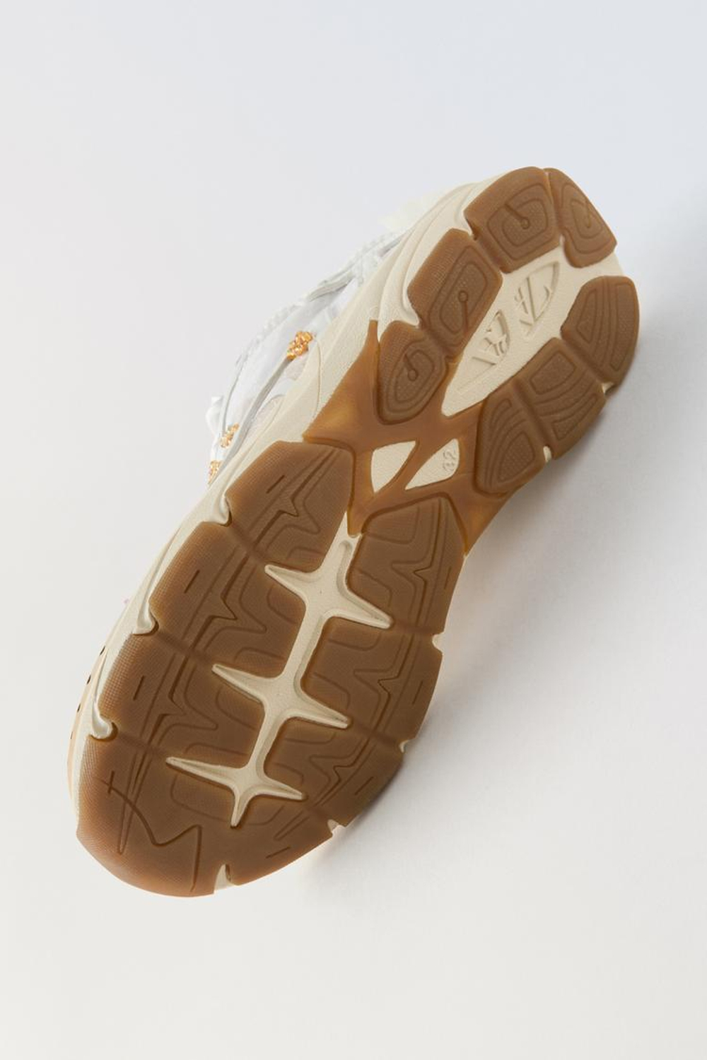 ZARA КРОССОВКИ С ЦВЕТОЧНЫМИ ДЕТАЛЯМИ, БЕЛЫЙ