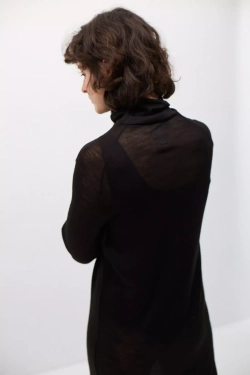 Платье из трикотажа со стойкой черного цвета с поясом