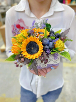 Букет «Подсолнухи и ягоды, сумочка»