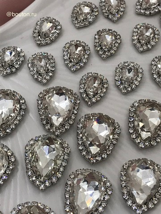 Стразы в цапах капли в обрамлении из страз