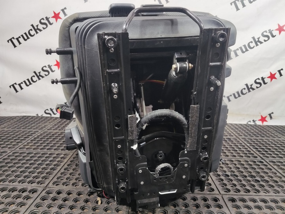 Комплект сидений пневматических 2023г