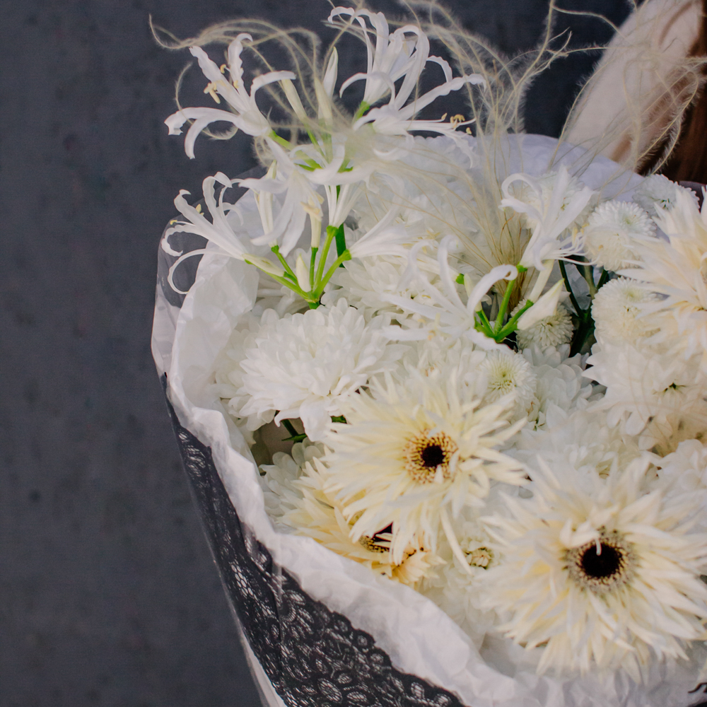 113. Кружевной белоснежный букет с выразительным акцентом