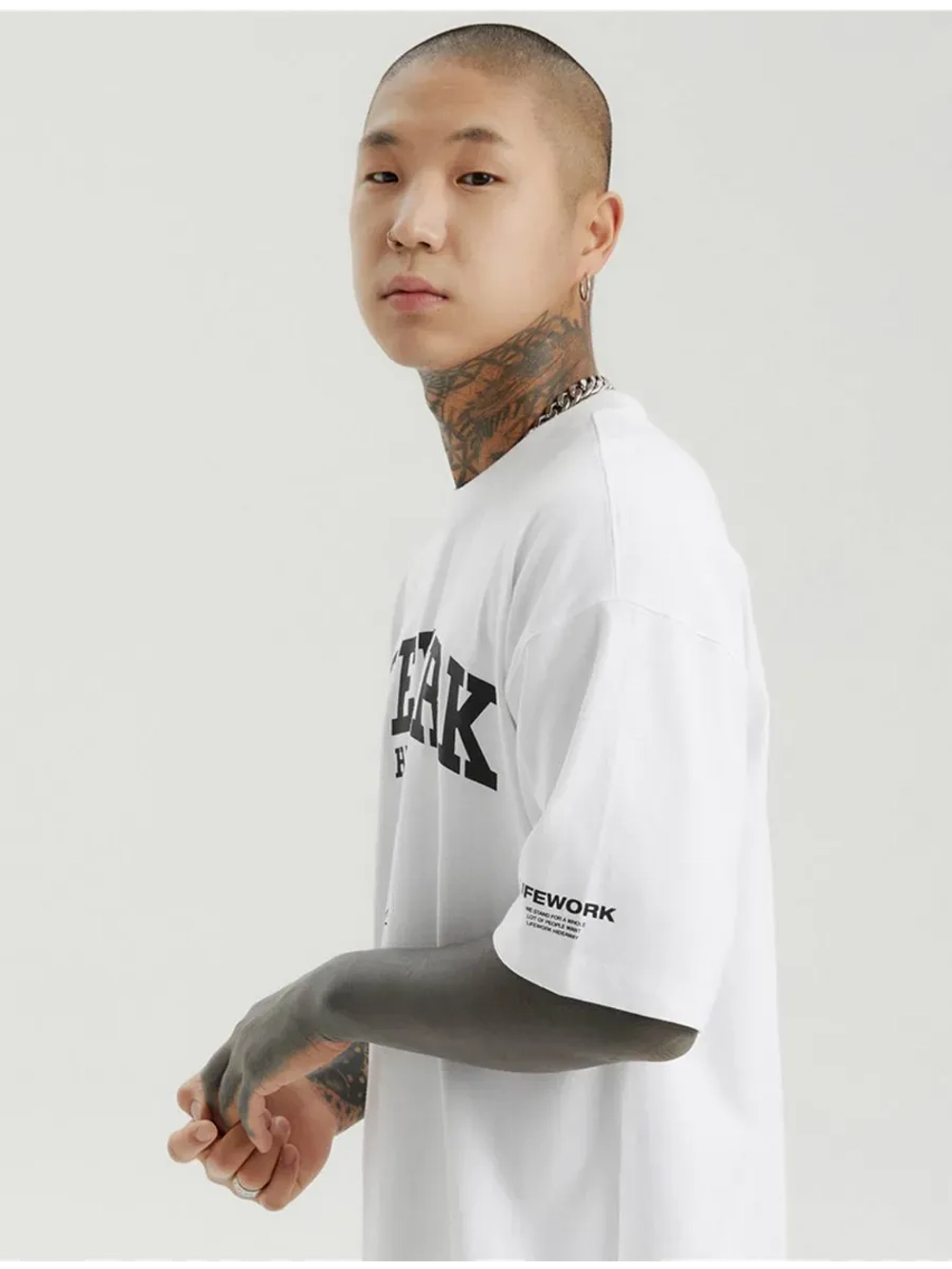 Футболка с арочной надписью