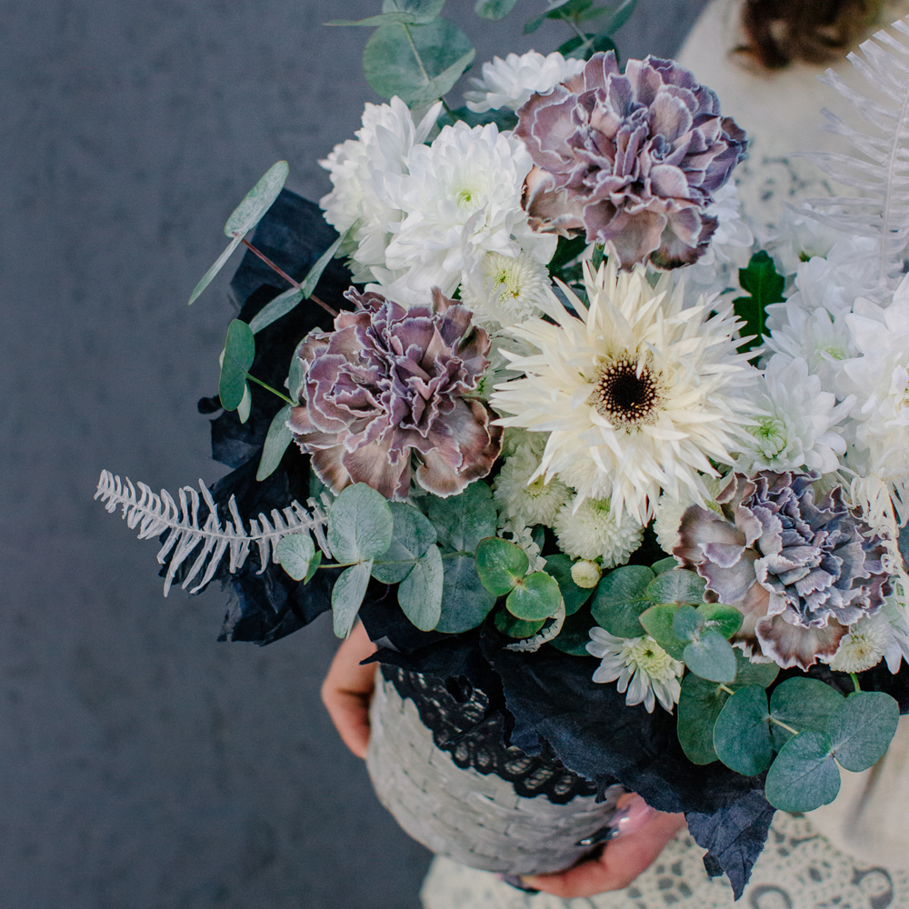 116. Кружевная контрастная корзинка с дианусами и эвкалиптом