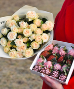 Букет из кустовых пионовидных роз «Ваниль» 7 шт и клубника в шоколаде