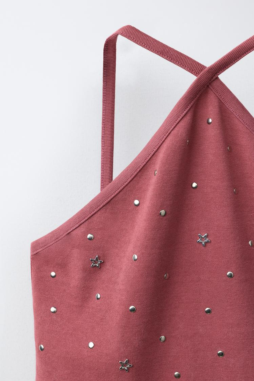 ZARA ТОП С ГОРЛОВИНОЙ ХАЛТЕР И ЗАКЛЕПКАМИ, ГРАНАТОВЫЙ