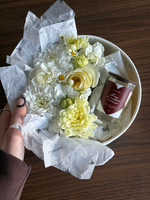 Цветочная композиция в коробке+свеча 50 мл