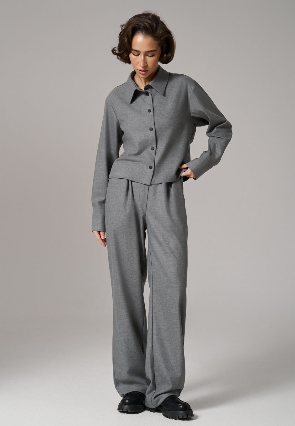 Брюки с поясом на резинке серые