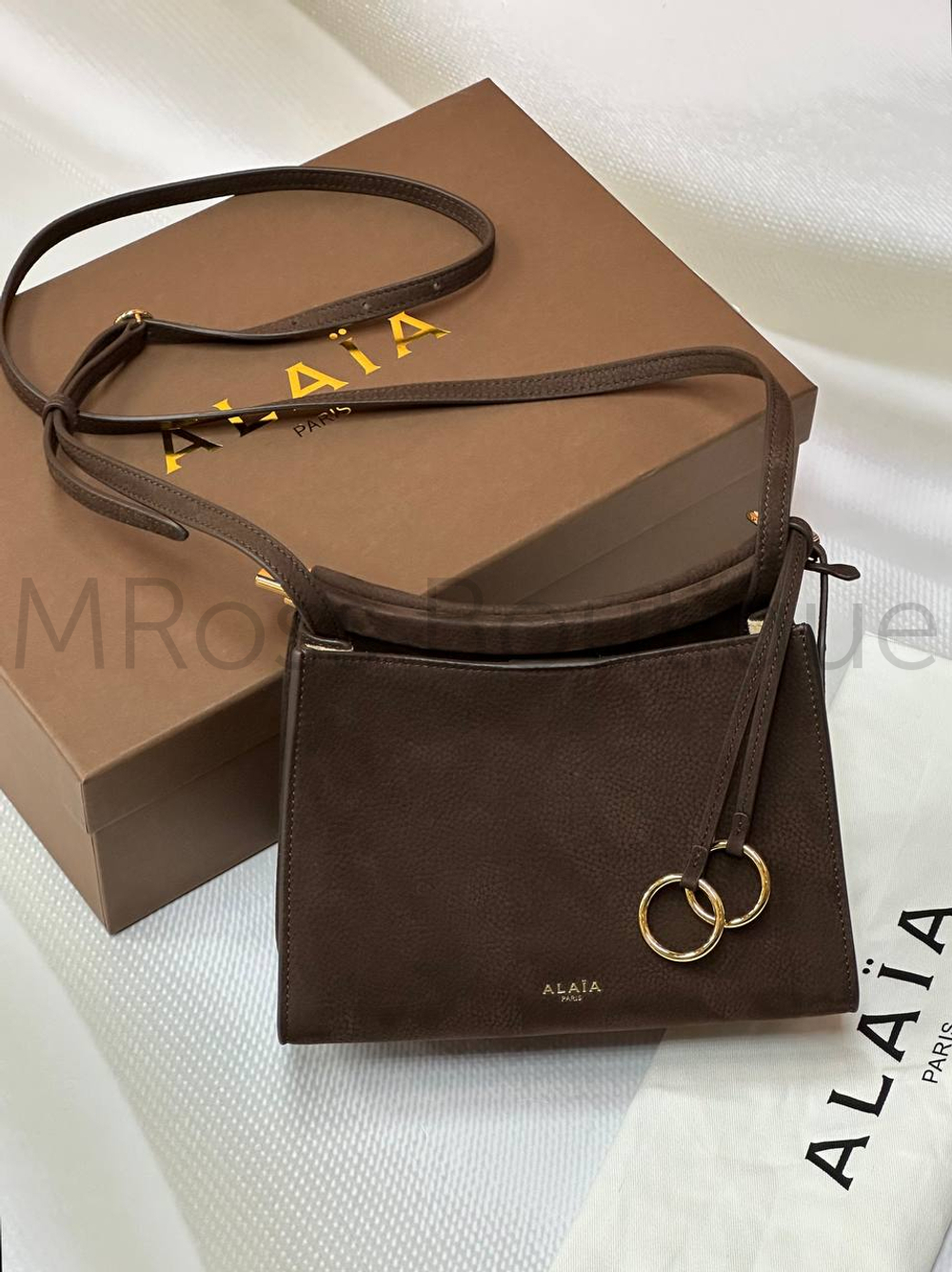 Маленькая сумка на плечо Alaia Le Click темно-коричневого цвета