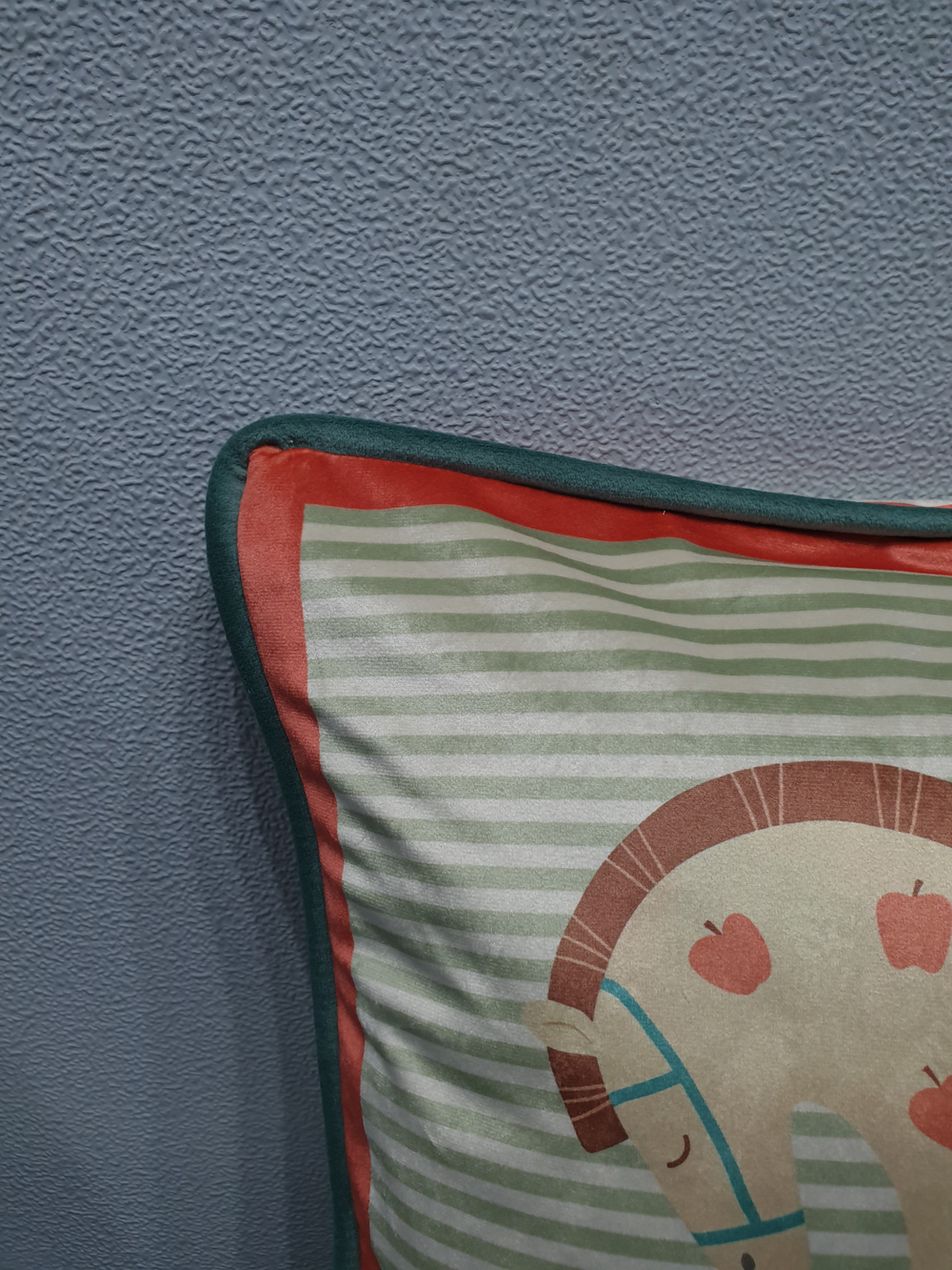 Подушка бархатная с деревянными лошадками