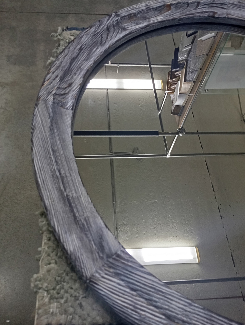 Зеркало круглое в деревянной раме