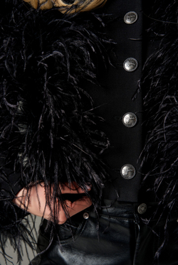 Жакет мини из крепа с перьями на груди и рукавах, черный