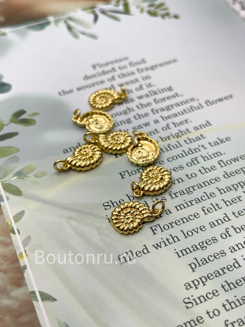 Подвеска "Раковина рельефная" золотистая 13х9,5мм