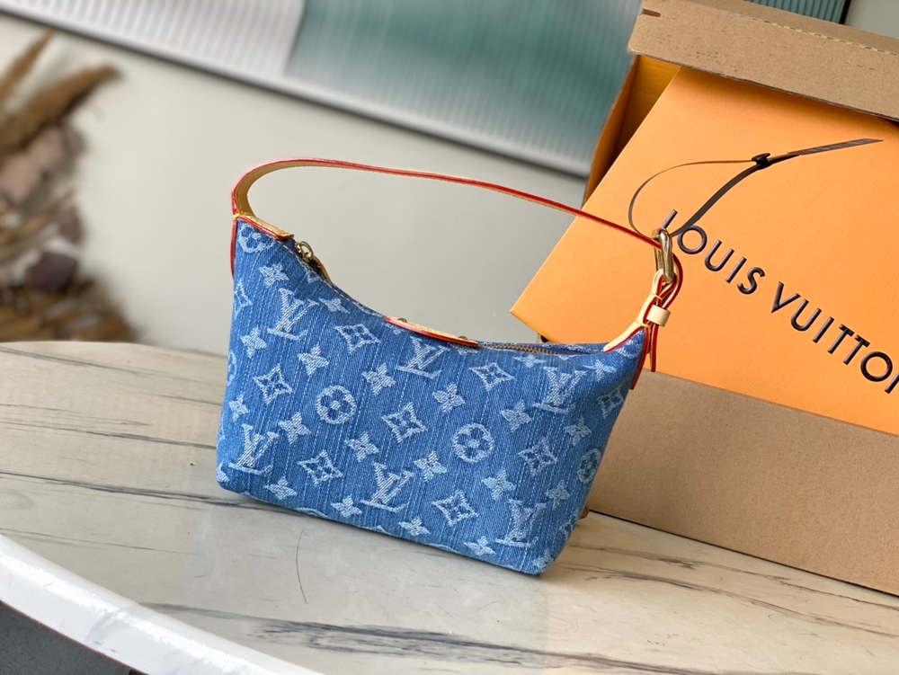 Louis Vuitton Hills Pochette