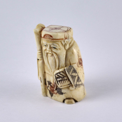 Нэцкэ Дзюродзин с посохом и волшебным веером