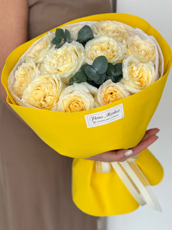 Роскошный букет пионовидных роз сливочного оттенка в сочетании с эвкалиптом от Флора Маркет