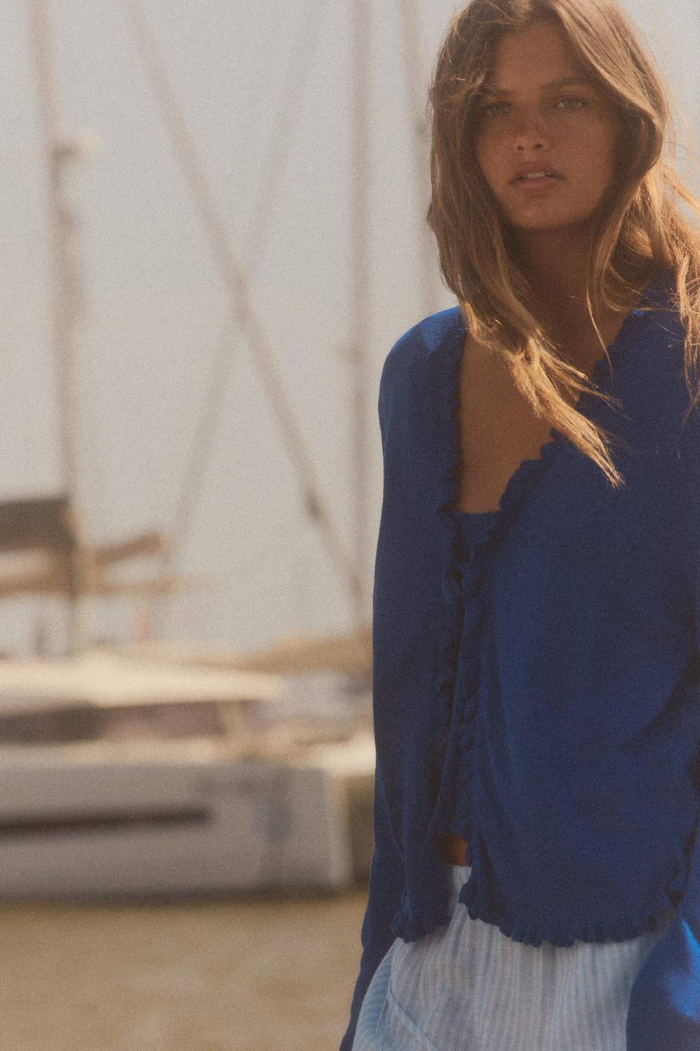 ZARA ТРИКОТАЖНЫЙ КАРДИГАН С ВОЛАНАМИ, ЯРКО-СИНИЙ