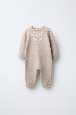ZARA ВЯЗАНЫЙ КОМБИНЕЗОН С ВЫШИТЫМИ ЦВЕТАМИ, СВЕТЛО-БЕЖЕВЫЙ
