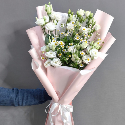 Букет с белыми эустомами и матрикарией