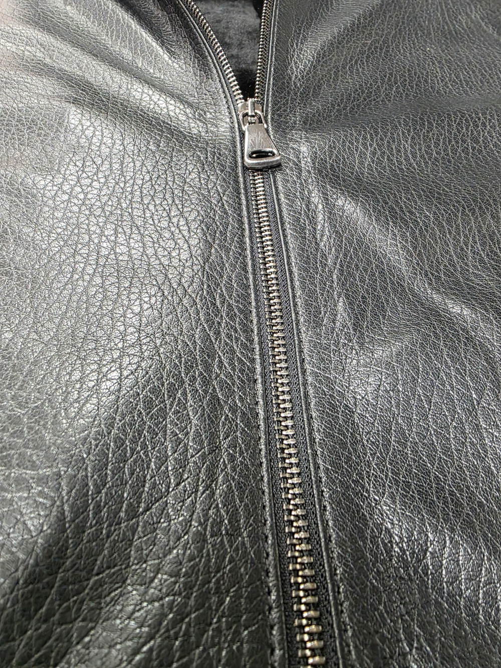Куртка бомбер кожаная на меху с капюшоном