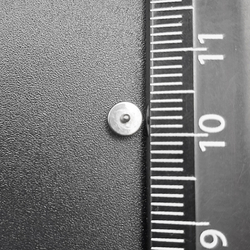 Накрутка 1 шт для микродермала  круглая 4 мм с прозрачным кристаллом, толщина резьбы 1,6 мм для пирсинга. Титан G23