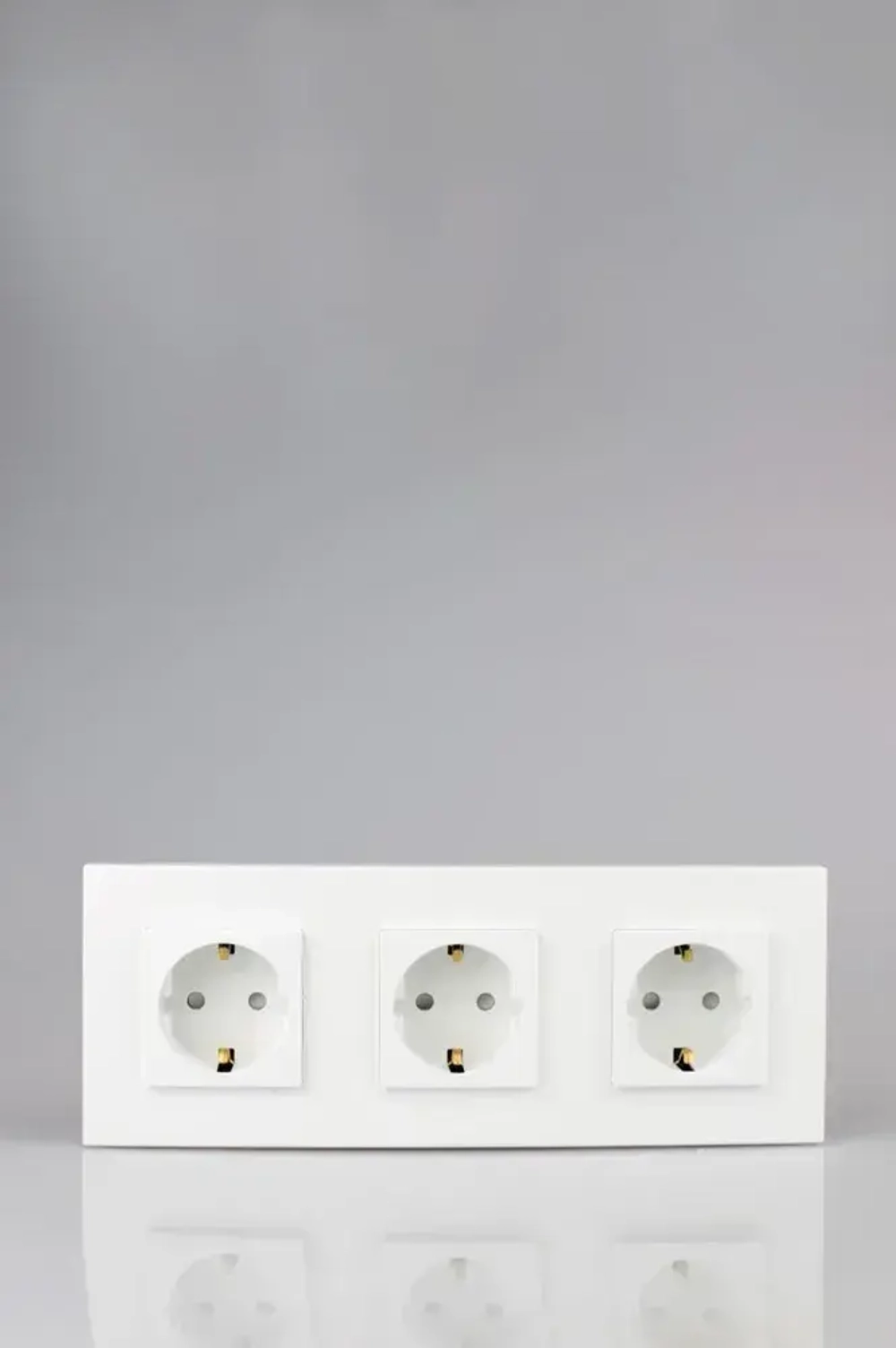 Розетки белые тройные с заземлением