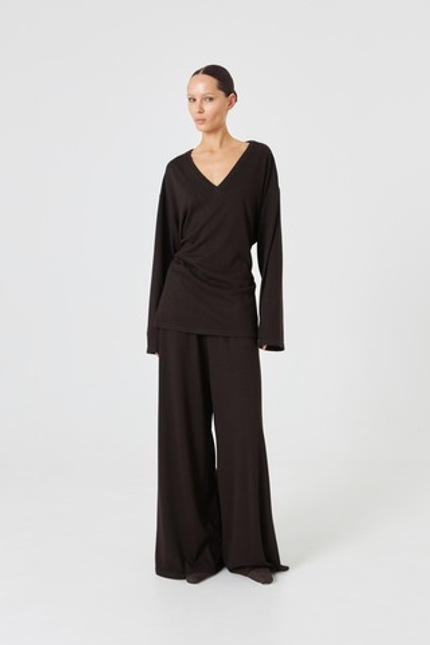 Лонгслив с V-образным вырезом