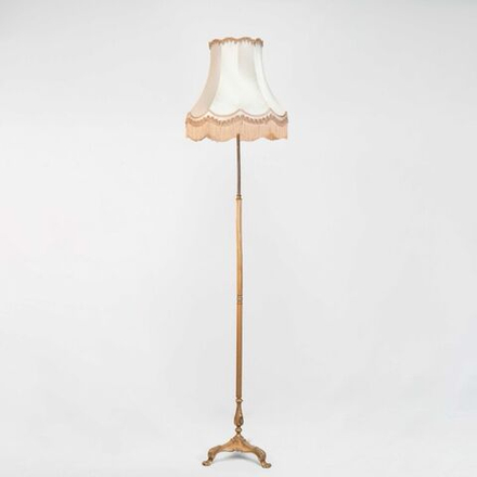 Торшер на львиных лапах