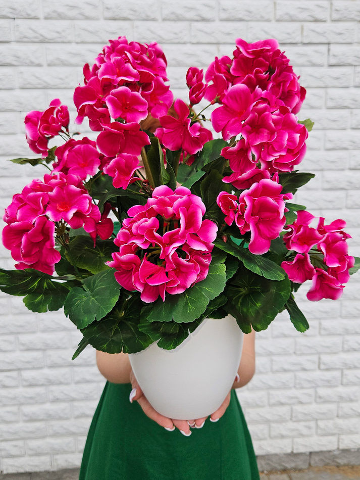 Искусственные цветы Герань вишневая густая 40см в белом кашпо