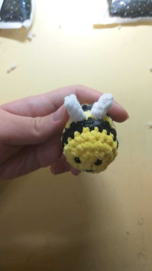 Вязаная игрушка ручной работы "Маленькая пчёлка"