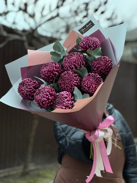 Монобукет из хризантем Бигуди и эвкалипта в элегантном оформлении от Флора Маркет