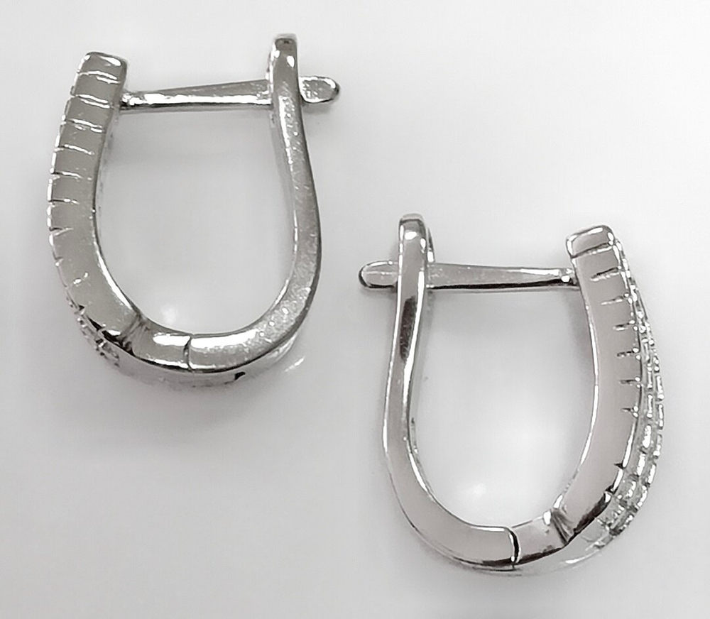 Ювелирные серьги из серебра с фианитами