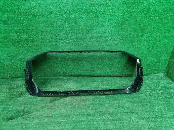 Накладка решетки радиатора Audi Q8 (2018-2023)