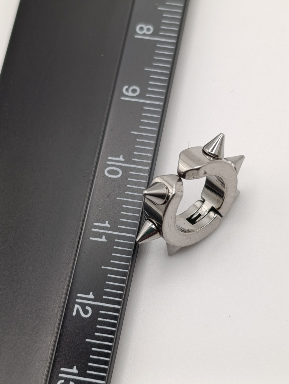 Клипса стальная с шипами для имитации пирсинга уха.