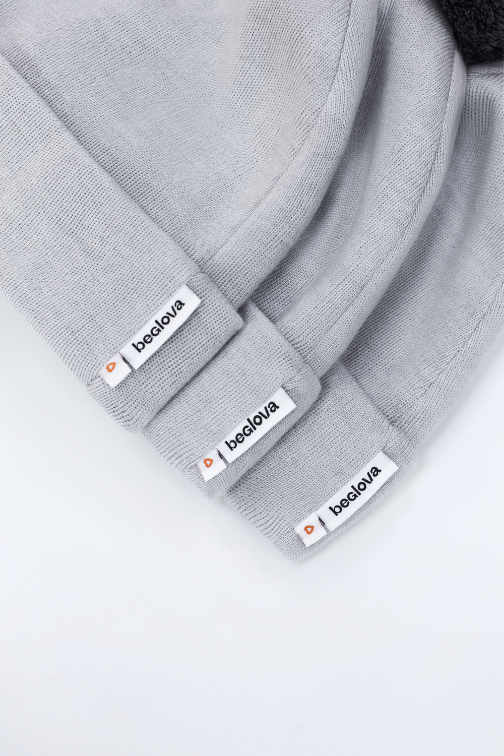 Шапка серая со сменным помпоном